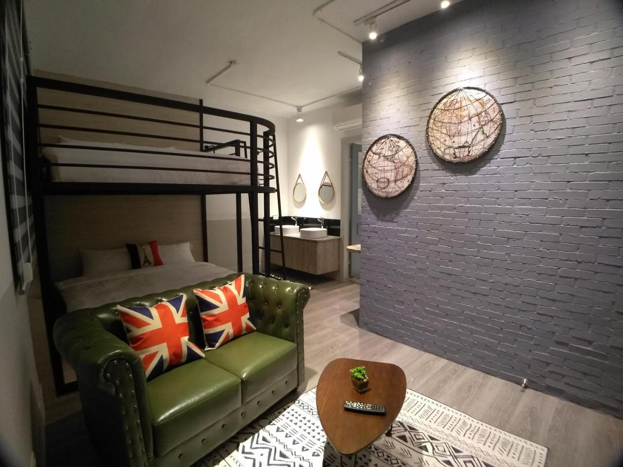 愛旅行民宿&近東大門夜市 Hualien Exterior foto